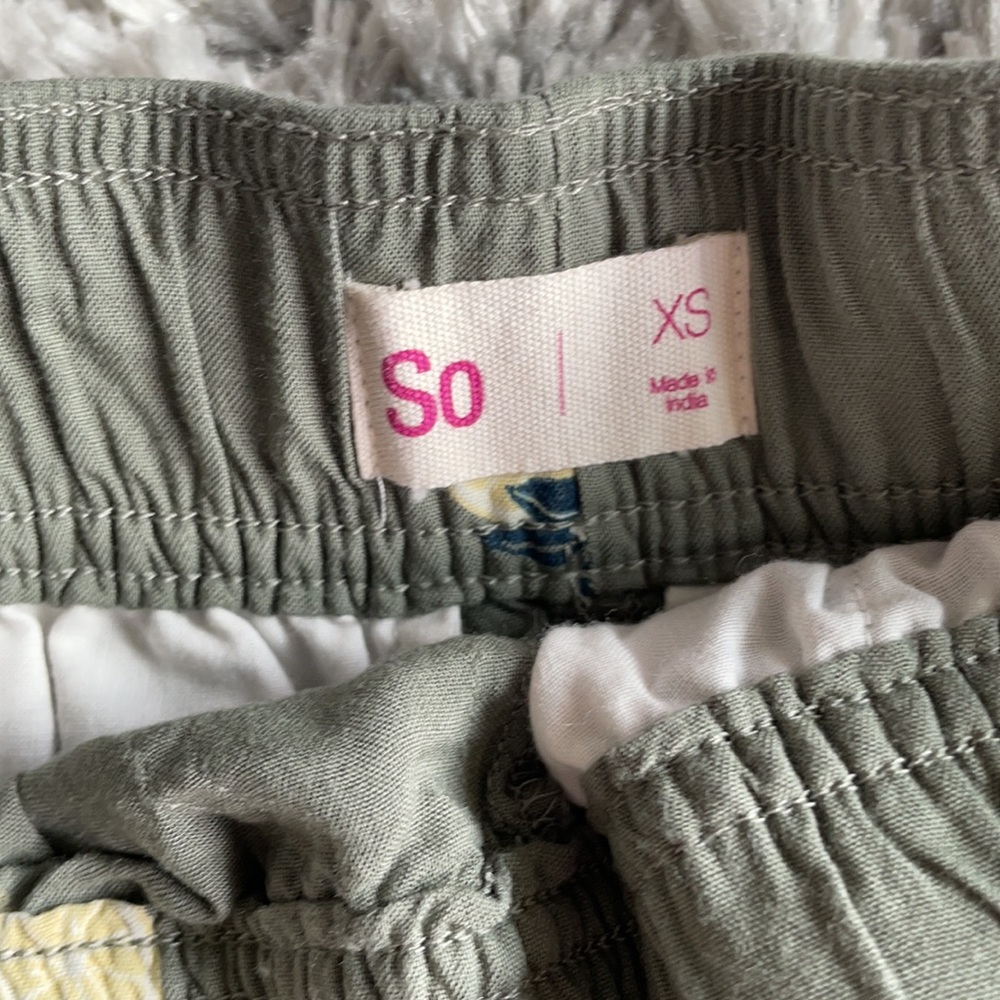 Shorts - Picture 3 of 4